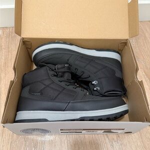 NWT. Men's Black Weatherproof Hiking Boots, size 11 new